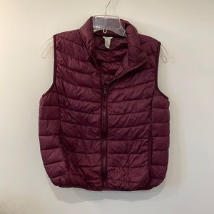 Small. Burgundy puffer vest. EUC